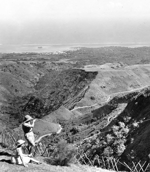 Vue du belvédère Pirae dans les années 60. Les collines étaient encore vierges de toute construction. Photo Francis Moeva Peltier