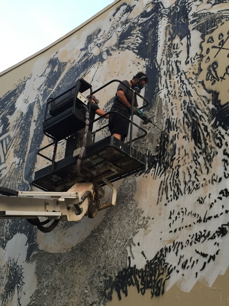 VHILS utilise un marteau-piqueur pour sculpter les murs ! VHILS utilise un marteau-piqueur pour sculpter les murs !
