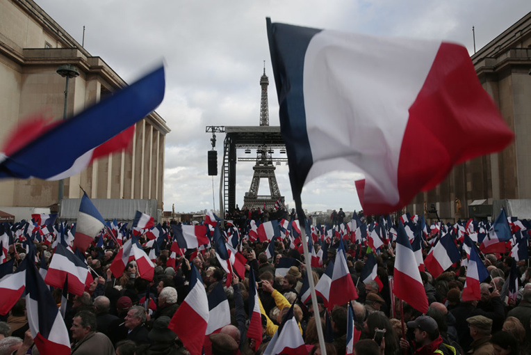 Conforté par le Trocadéro, Fillon refuse de céder