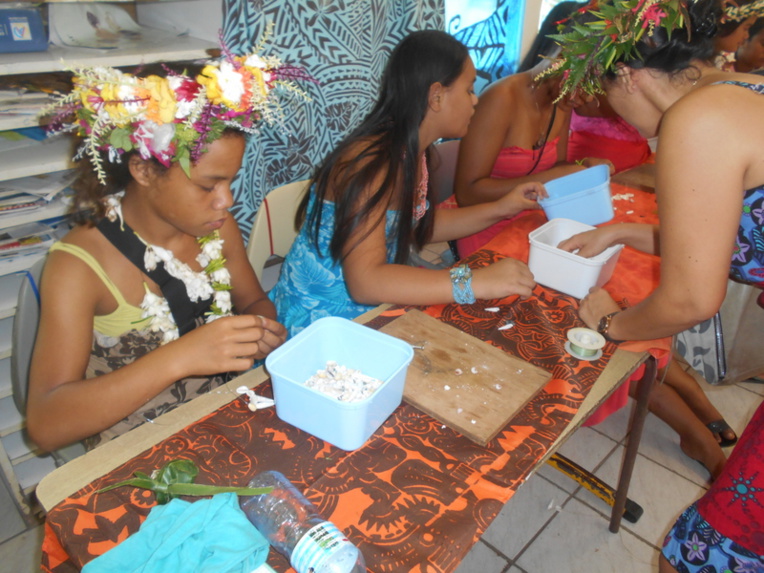 La confection des colliers de coquillage n'a pas été oubliée. La confection des colliers de coquillage n'a pas été oubliée.