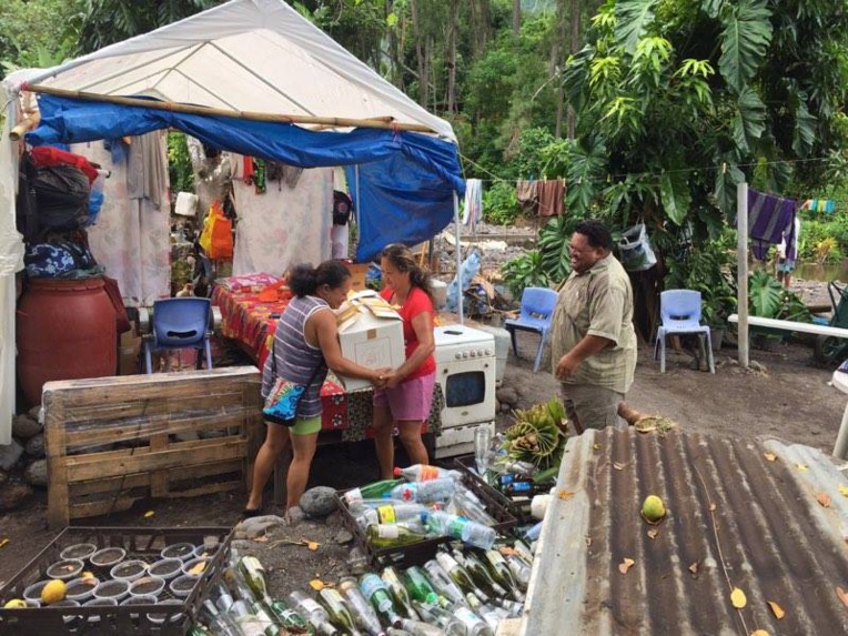 L'association Rima Taure'a remet des dons à Mareva. L'association Rima Taure'a remet des dons à Mareva.