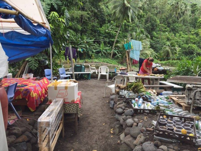 En attendant, ils vivent sous un chapiteau. En attendant, ils vivent sous un chapiteau.