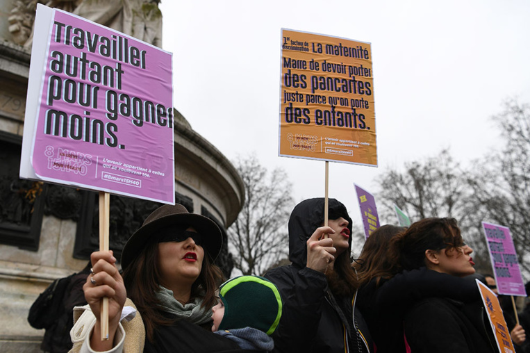 "Travailler autant pour gagner moins": rassemblements pour les droits des femmes