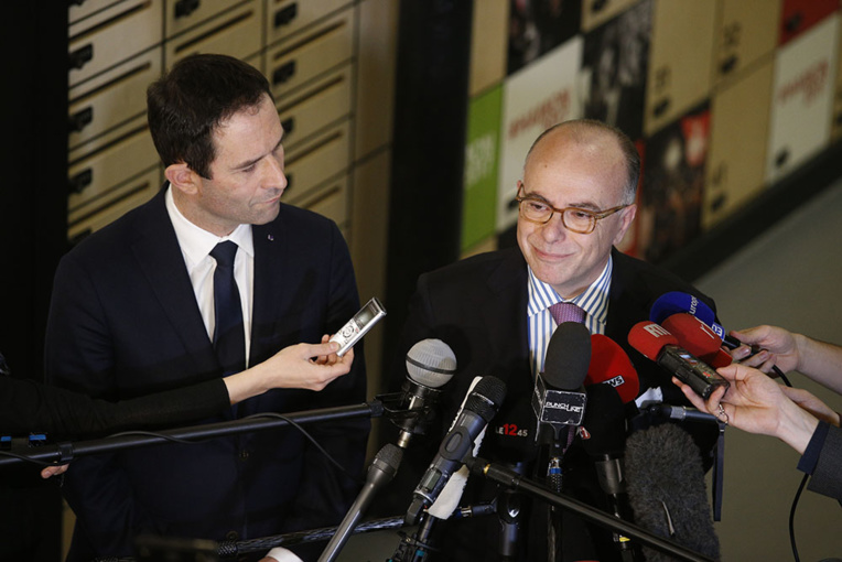 Hamon s'affiche avec Cazeneuve pour tenter de reprendre la main Hamon s'affiche avec Cazeneuve pour tenter de reprendre la main