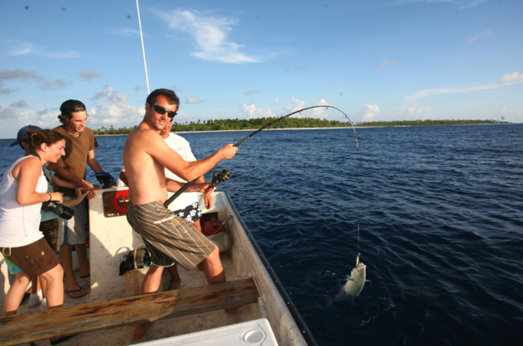 La chance du débutant : premiers lancers et, en moins de cinq minutes, une belle carangue au bout du fil… La chance du débutant : premiers lancers et, en moins de cinq minutes, une belle carangue au bout du fil…