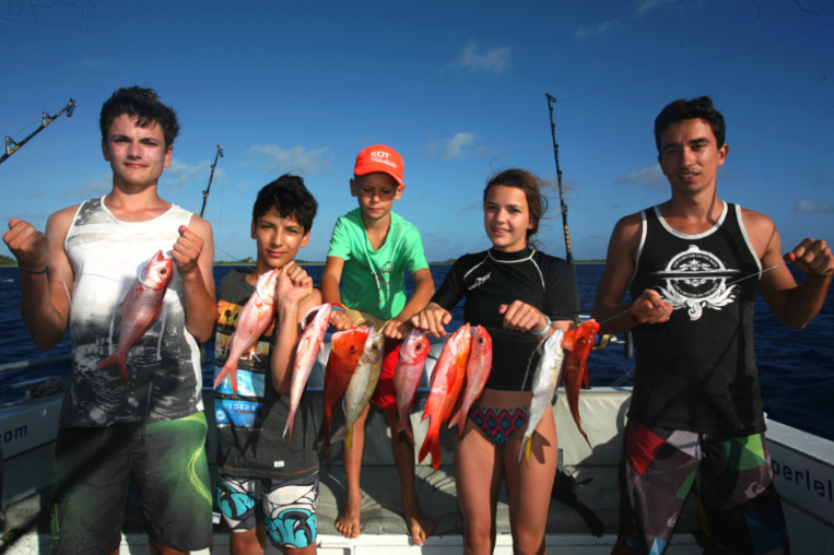 Les enfants aussi sont à la fête et à la pêche. Ceux-ci ont capturé une belle brochette de “paru” entre 300 et 400 m de profondeur, au moulinet électrique. Les enfants aussi sont à la fête et à la pêche. Ceux-ci ont capturé une belle brochette de “paru” entre 300 et 400 m de profondeur, au moulinet électrique.