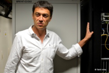 Le directeur technique de Vodafone, Philippe Wrzecionek, présente à la presse le datacenter de Vodafone. C'est un bunker construit près de la station Shell de la RDO, d'où est contrôlé tout le réseau voix, 3G et maintenant 4G de l'opérateur. Le directeur technique de Vodafone, Philippe Wrzecionek, présente à la presse le datacenter de Vodafone. C'est un bunker construit près de la station Shell de la RDO, d'où est contrôlé tout le réseau voix, 3G et maintenant 4G de l'opérateur.