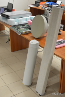 Tout le matériel nécessaire pour constituer un réseau 4G : des émetteurs de nouvelle génération qui gèrent la 3G, la 4G et sont prêtes pour la 5G ; Des cartes de contrôle pour le datacenter ; un emetteru/récepteur de faisceaux hertziens pour relier les infrastructures Vodafone ("Vu le prix que demandait l'OPT pour nous louer sa fibre, on a remboursé ce réseau hertzien en 18 mois !" assure Patrick Moux) Tout le matériel nécessaire pour constituer un réseau 4G : des émetteurs de nouvelle génération qui gèrent la 3G, la 4G et sont prêtes pour la 5G ; Des cartes de contrôle pour le datacenter ; un emetteru/récepteur de faisceaux hertziens pour relier les infrastructures Vodafone ("Vu le prix que demandait l'OPT pour nous louer sa fibre, on a remboursé ce réseau hertzien en 18 mois !" assure Patrick Moux)