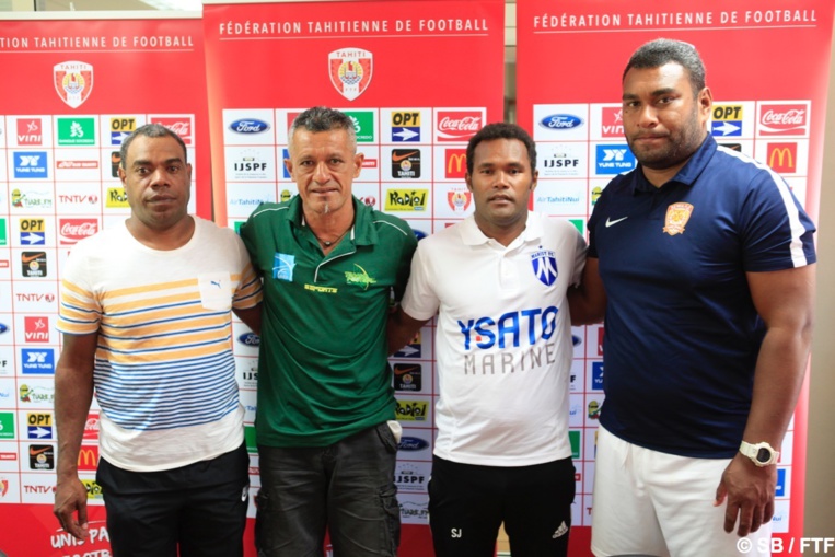 Pascal Vahirua en vert avec les coachs des autres clubs de la poule D