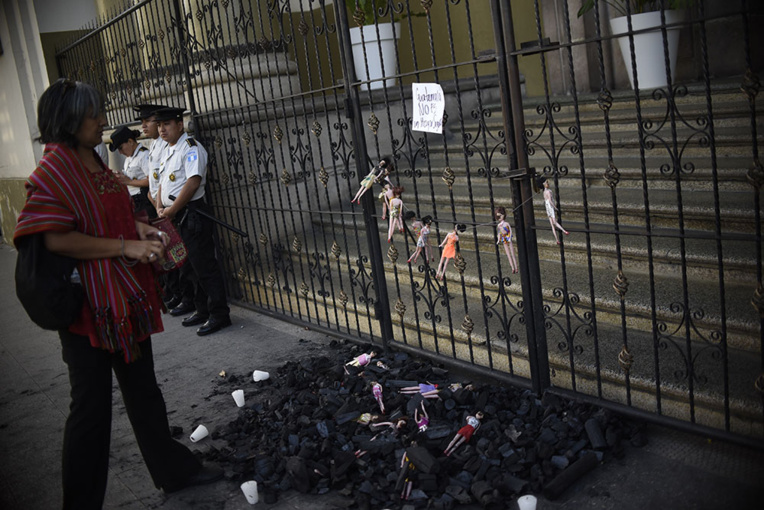 Le Guatemala choqué après la mort de 35 adolescentes dans un incendie