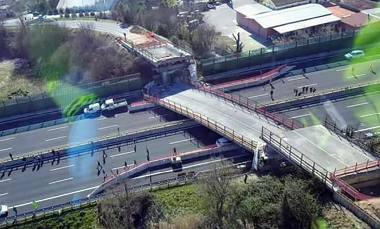Italie: deux morts dans la chute d'un pont sur une autoroute Italie: deux morts dans la chute d'un pont sur une autoroute