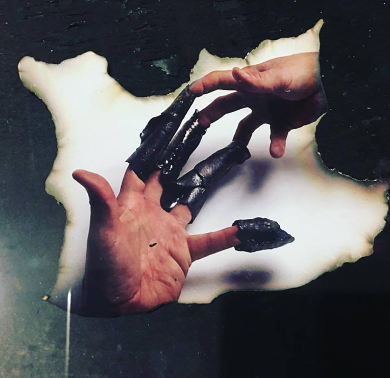 "Te Atua Vahine Mana ra o Pere (Finger links)"
