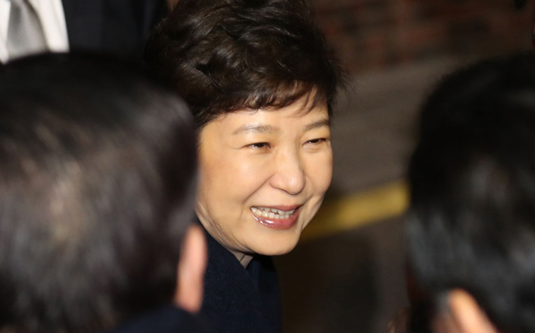 A Séoul, Mme Park abandonne le pouvoir et ses chiens de compagnie A Séoul, Mme Park abandonne le pouvoir et ses chiens de compagnie