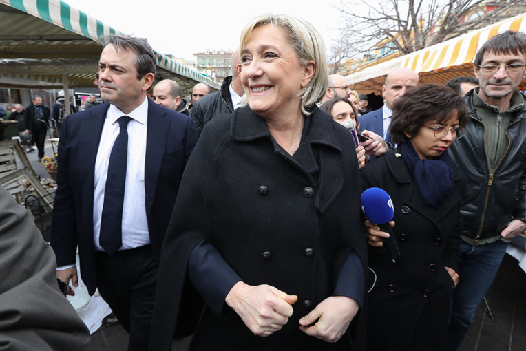 Marine Le Pen s'en prend au "système" avec des tonalités "complotistes" Marine Le Pen s'en prend au "système" avec des tonalités "complotistes"