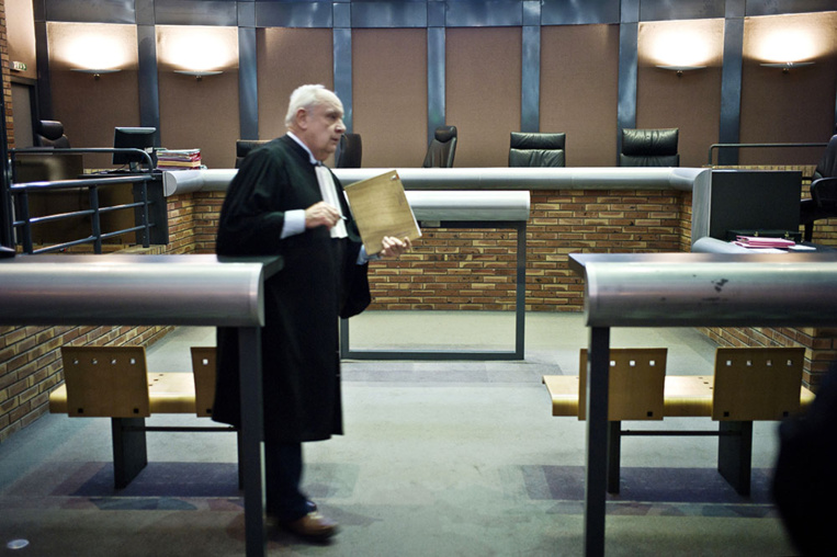 Aux assises avec une perruque fluo, pour éviter d'être juré Aux assises avec une perruque fluo, pour éviter d'être juré