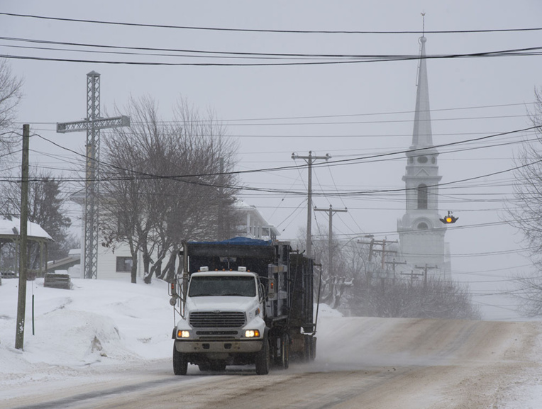Après les Etats-Unis, la tempête de neige paralyse l'est du Canada Après les Etats-Unis, la tempête de neige paralyse l'est du Canada