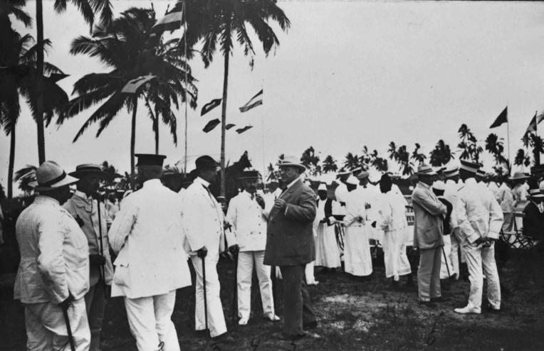Une photo de Solf (au centre en costume et chapeau blanc) lorsqu’il prit ses fonctions au Tanganyika (devenu la Tanzanie).