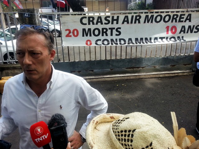 Crash d'Air Moorea : les proches des victimes manifestent devant le tribunal