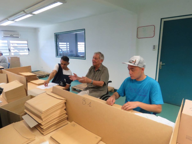 800 000 enveloppes étiquetées aux Ateliers pour la réinsertion des personnes handicapées. 800 000 enveloppes étiquetées aux Ateliers pour la réinsertion des personnes handicapées.