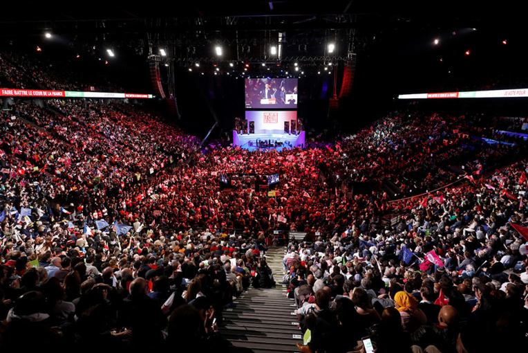 Hamon espère un nouveau départ après un discours vibrant à Bercy Hamon espère un nouveau départ après un discours vibrant à Bercy