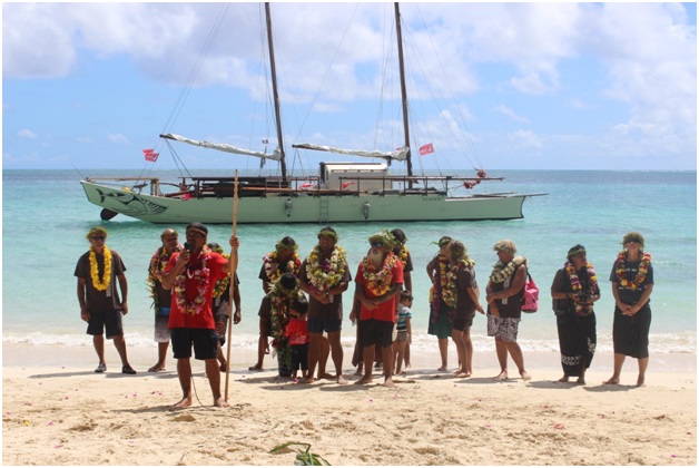 Orero de Viriamu Teuruarii sur le Rahui Nui No Tuhaa Pae devant l’équipage et la pirogue (Photo : Jérôme Petit).