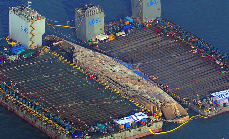 Corée du Sud: trois ans après, l'épave du Sewol émerge des flots Corée du Sud: trois ans après, l'épave du Sewol émerge des flots
