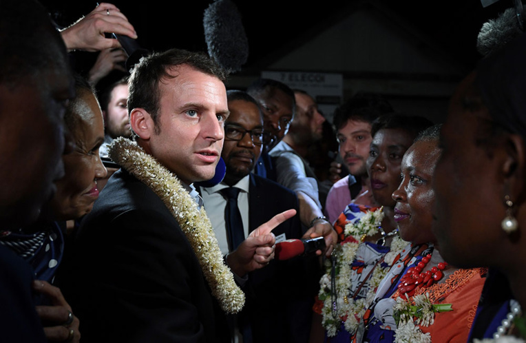 La Réunion: Macron veut réviser la Constitution pour "plus de souplesse" La Réunion: Macron veut réviser la Constitution pour "plus de souplesse"