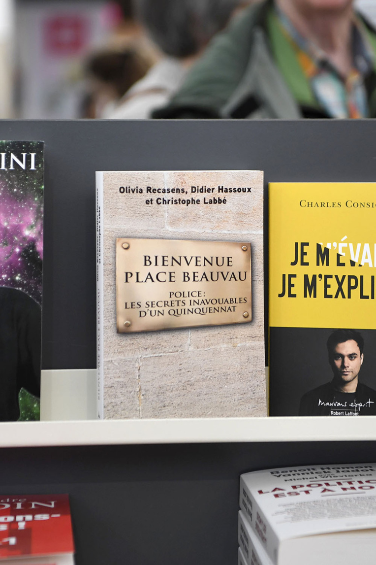 Six élus LR saisissent la justice après la parution du livre "Bienvenue place Beauvau" Six élus LR saisissent la justice après la parution du livre "Bienvenue place Beauvau"