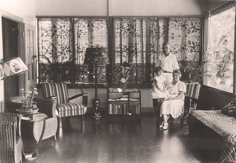 Normann hall et une partie de sa famille en 1932, dans le salon de sa maison d’Arue