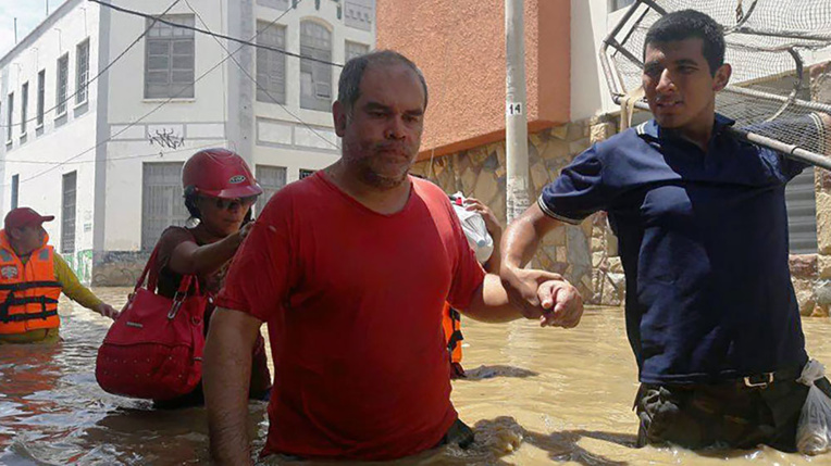 Pérou : des sauveteurs repêchent les sinistrés dans les rues inondées