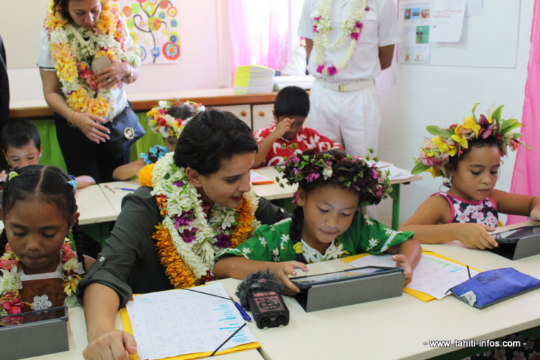 Najat Vallaud-Belkacem, ministre de l’Éducation était sur l'île de Huahine en 2016 pour visiter son école numérique