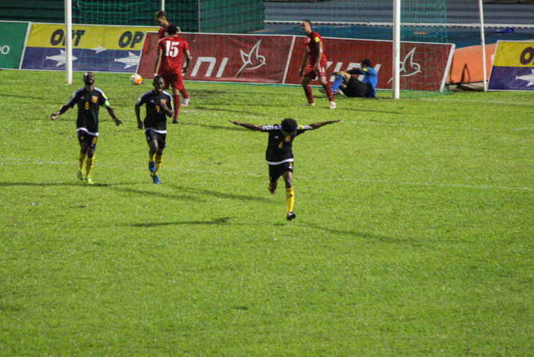 Football : Les Papous battent les Tahitiens au stade Pater Football : Les Papous battent les Tahitiens au stade Pater