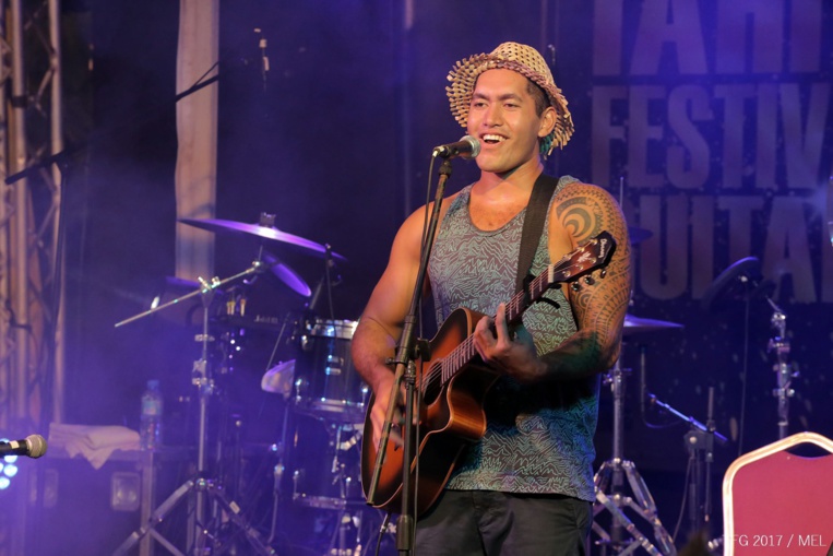 Le Polynésien au chapeau tressé fait partie de la nouvelle vague d'artistes locaux. Le Polynésien au chapeau tressé fait partie de la nouvelle vague d'artistes locaux.