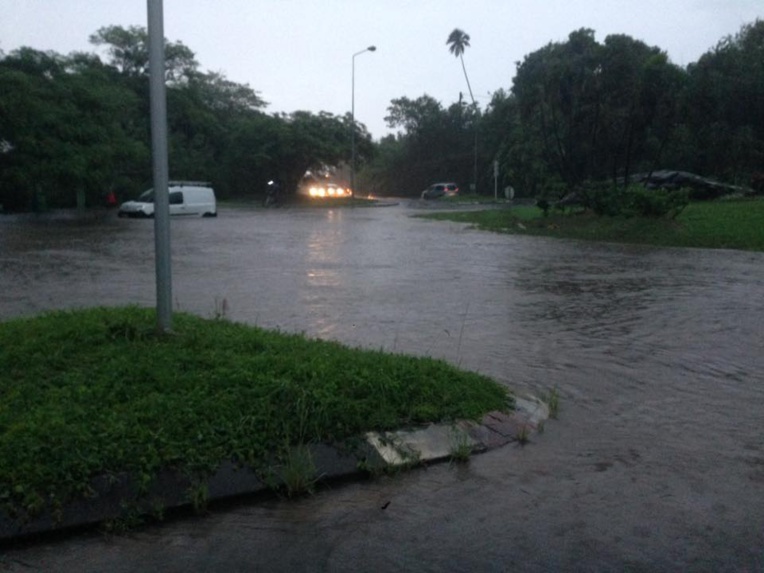 Le rond-point de l'université à Punaauia s'est retrouvé sous les eaux.