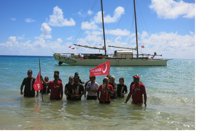 Lors de l’arrivée de la pirogue Faafaite à Tubuai aux Australes, comme le veut la tradition, les ihitai (marins) se jettent à l’eau pour se purifier du voyage (Crédit : Donatien Tanret)