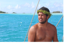 Titaua Teipoarii, capitaine de la pirogue Faafaite originaire de Raivavae (Crédit : Jérôme Petit) Titaua Teipoarii, capitaine de la pirogue Faafaite originaire de Raivavae (Crédit : Jérôme Petit)