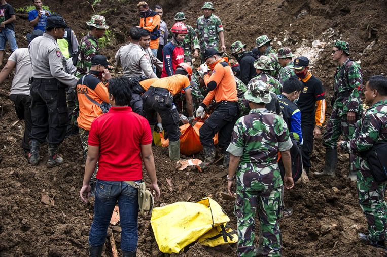 Un mort, 28 disparus dans un glissement de terrain en Indonésie