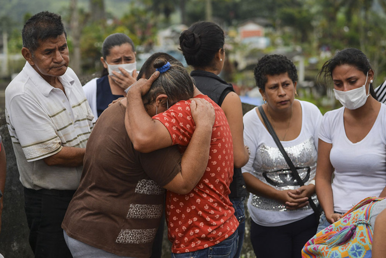 La Colombie enterre ses morts après une coulée de boue meurtrière La Colombie enterre ses morts après une coulée de boue meurtrière