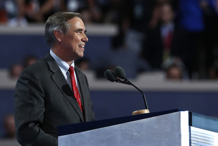 Il parle depuis 14 heures au Sénat américain contre le juge Gorsuch Il parle depuis 14 heures au Sénat américain contre le juge Gorsuch