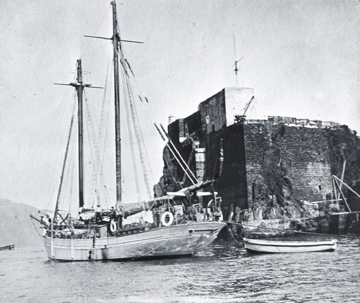Le “Mana”, bateau à bord duquel Mrs. Routledge arriva à l’île, quelques mois avant la révolte à laquelle elle assista, plutôt terrorisée (mais en refusant de fournir des armes à Edmunds).