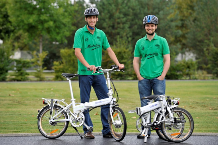 Deux employés de Michelin posent avec des vélos électriques signés Michelin, à Clermont-Ferrand le 13 septembre 2012-AFP/Archives/THIERRY ZOCCOLAN