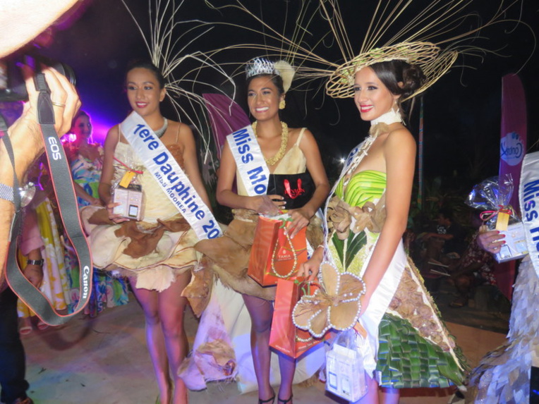 Hinatea Blais et ses deux dauphines, samedi au Tiki Village, à l'issue de la soirée d'élection de Miss Moorea 2017.