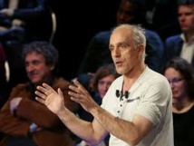 Avec 2.000 euros par mois, Poutou arrive, lui, à mettre "un petit peu" d'argent de côté Avec 2.000 euros par mois, Poutou arrive, lui, à mettre "un petit peu" d'argent de côté