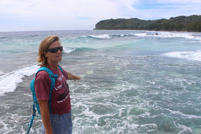 La biologiste Hannah Steewart indique des coraux blanchis à Moerai, Rurutu.