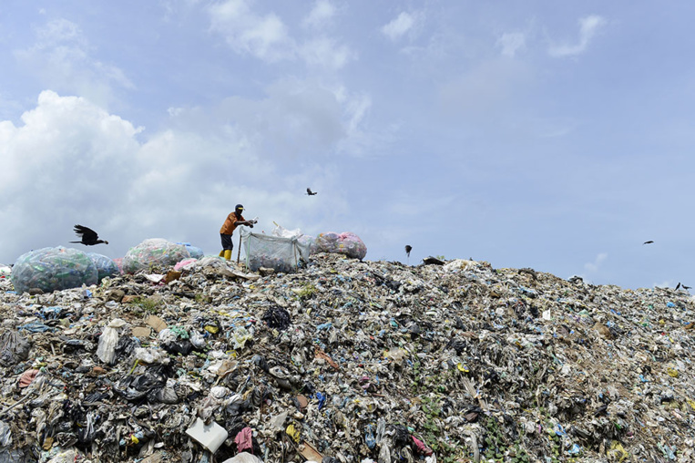 Sri Lanka: une montagne d'ordures s'effondre sur un bidonville Sri Lanka: une montagne d'ordures s'effondre sur un bidonville
