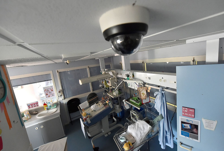 Au CHU de Bordeaux, un "cordon numérique" nourrit le "lien entre bébé et maman" Au CHU de Bordeaux, un "cordon numérique" nourrit le "lien entre bébé et maman"