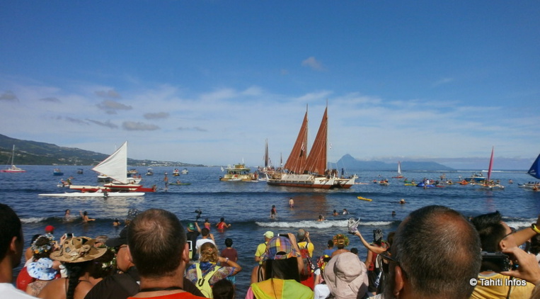 L'arrivée de Hokulea et de Hikianalia à la Pointe Vénus L'arrivée de Hokulea et de Hikianalia à la Pointe Vénus