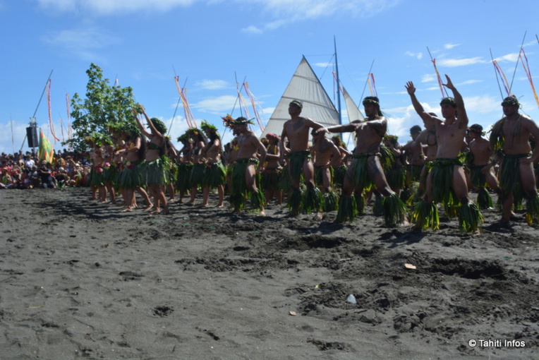 Un paepae improvisé a permi à la troupe O Tahiti E d'offrir son spectacle aux Hawaiiens et au public