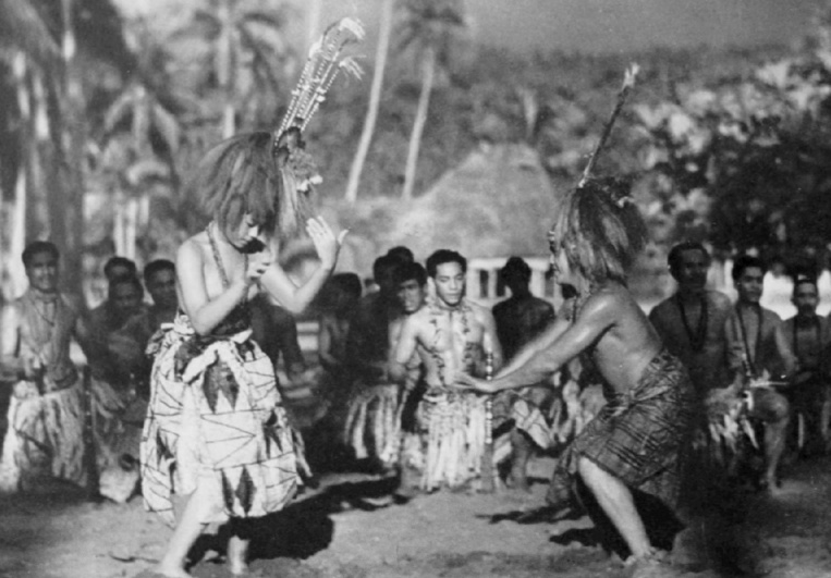 Dans ce docu-fiction, l’action se déroule précisément dans le village de Safune sur l’île de Savai’i, aux Samoa occidentales, et tous les personnages jouent leur propre rôle.