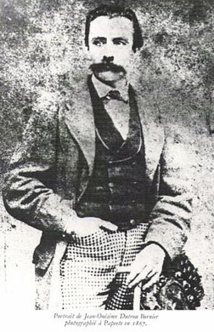 Dutrou-Bornier, autoproclamé “roi” de l’île de Pâques ; c’est lui qui fut le grand artisan du départ de la “Briseuse de vagues”. Dutrou-Bornier, autoproclamé “roi” de l’île de Pâques ; c’est lui qui fut le grand artisan du départ de la “Briseuse de vagues”.